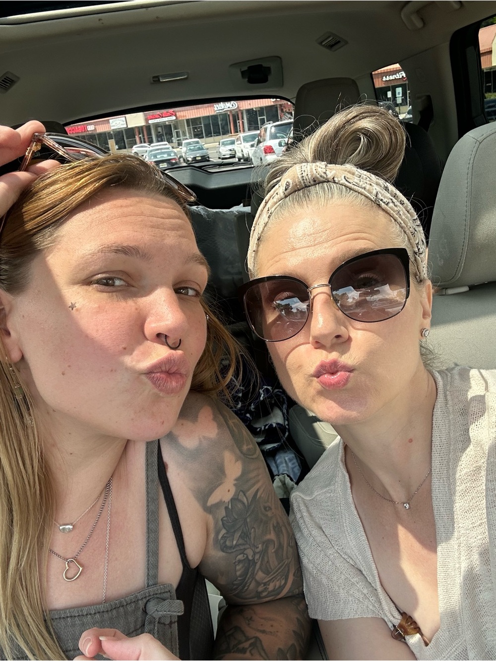 Notification! 📣 LIVE Cohost with Susie (Hippie_closet_ )& Robyn (Robyn_lynn78) - Picture 4 of 6